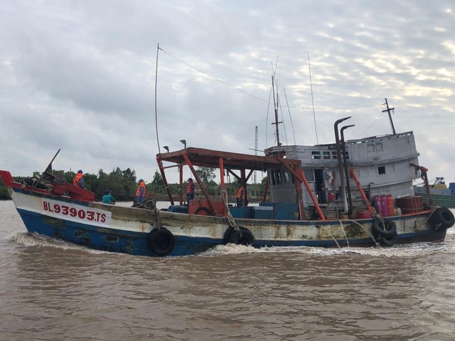 Kiên Giang: Phát hiện tàu vận chuyển 60.000 lít dầu không rõ nguồn gốc