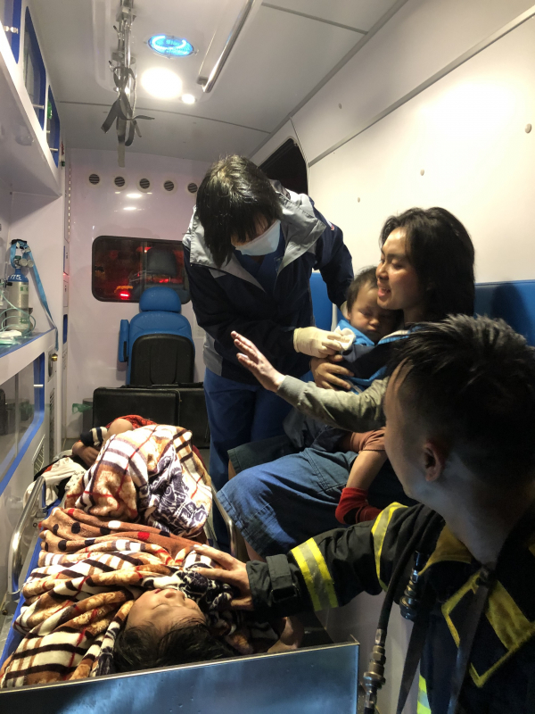 Giải cứu 3 người bị mắc kẹt trong đám cháy ở Hà Nội