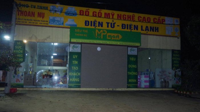 Truy tìm 2 kẻ đi xe máy nổ súng bắn vào cửa hàng đồ gỗ ở Thanh Hoá