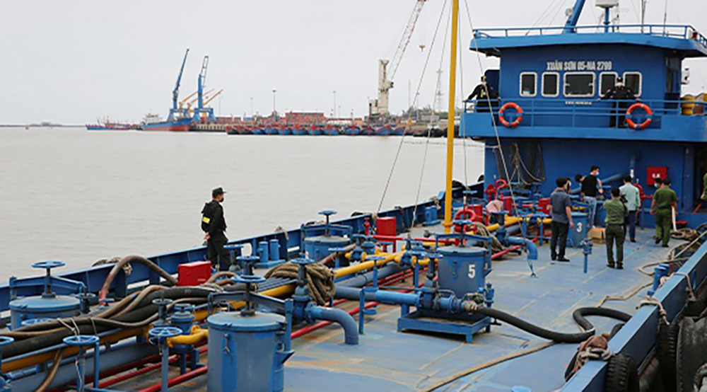 Nghệ An: Phát hiện tàu chở 1 triệu lít xăng dầu không rõ nguồn gốc