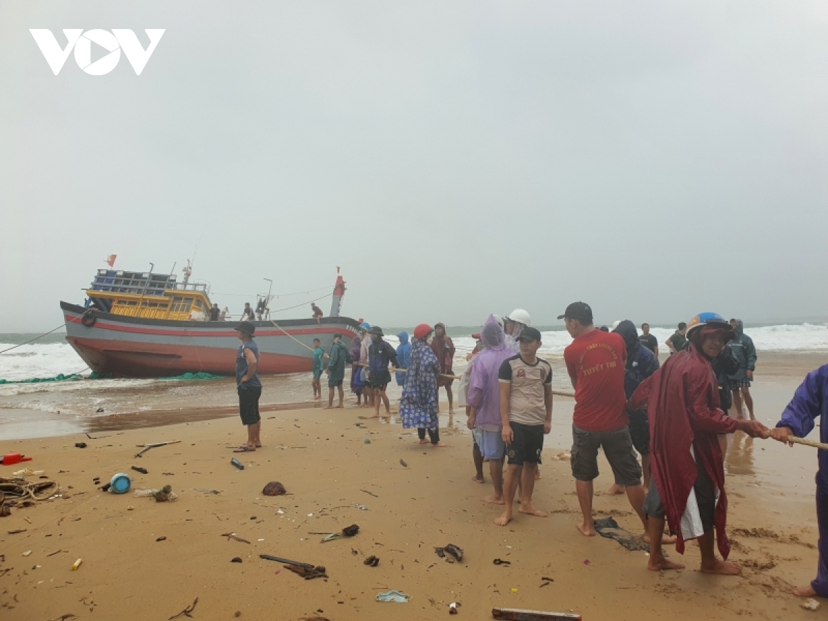 Mưa to, sóng lớn ở Phú Yên đánh chìm hàng chục tàu cá, 2 người mất tích