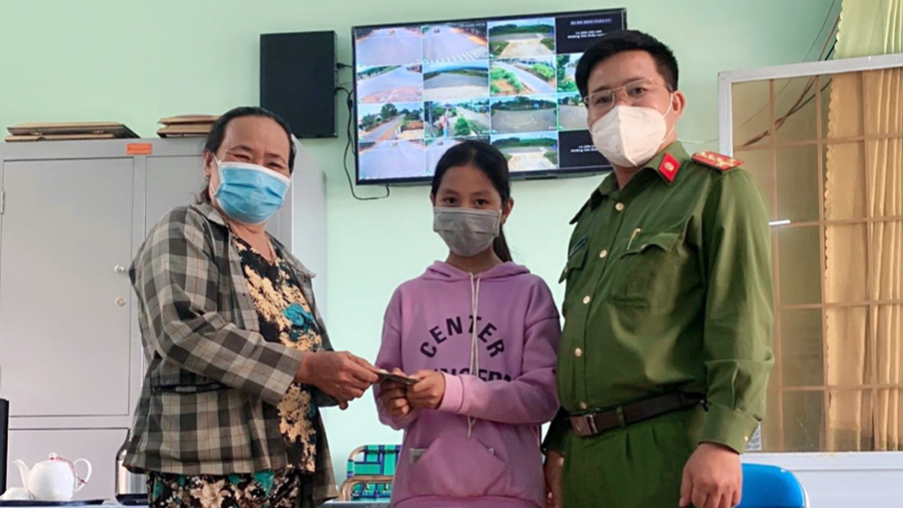 Phú Yên: Bé gái 13 tuổi trả lại gần 7 triệu đồng nhặt được