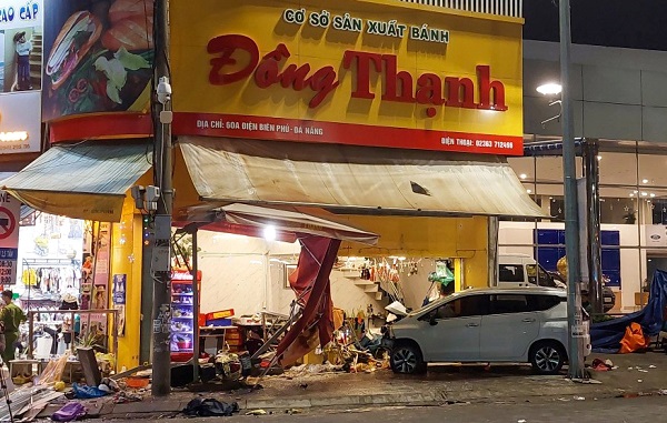 Ô tô 'điên' lao vào tiệm bánh mì ở Đà Nẵng, nhiều người bị thương