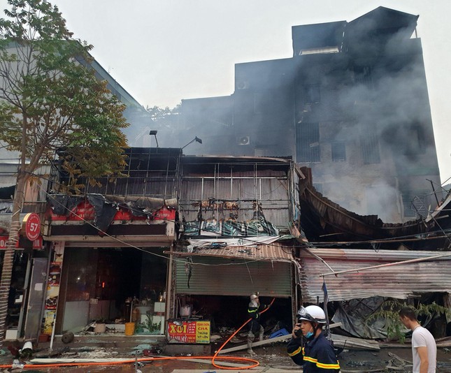 Hà Nội: Cháy lớn tại cửa hàng săm lốp ô tô, lan sang 6 nhà kế bên