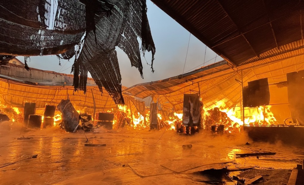 Hà Nội: Cháy xưởng gỗ dán ở huyện Gia Lâm