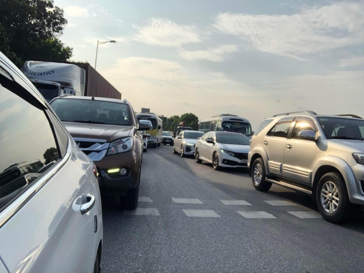Tai nạn liên hoàn trên cao tốc Pháp Vân, đường về Hà Nội ùn tắc khiến tài xế ngao ngán
