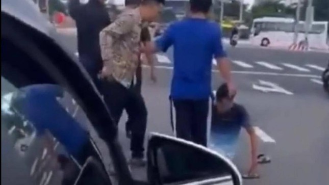 Truy tìm nhóm người hành hung tài xế Grab giữa đường phố Đà Nẵng