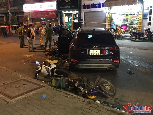 Ô tô mất lái tông loạt xe máy khiến 4 người bị thương, tài xế rời khỏi hiện trường