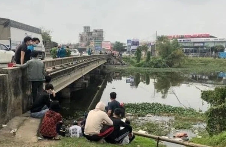 Phát hiện thi thể 2 mẹ con nổi trên sông Bùng ở Nghệ An