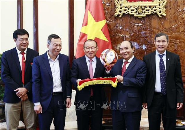 Chủ tịch nước Nguyễn Xuân Phúc tiếp HLV của hai Đội tuyển Bóng đá Việt Nam