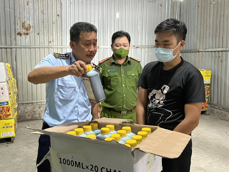 Hà Nội: Phát hiện kho thuốc bảo vệ thực vật giả mang nhãn hiệu Việt Nam