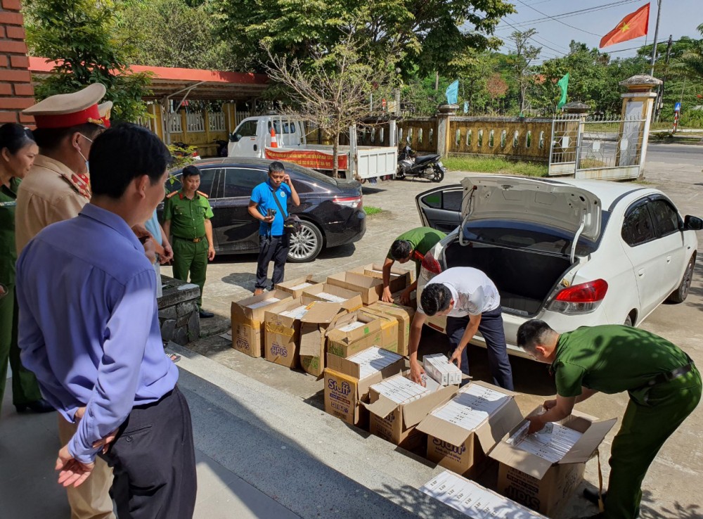Thừa Thiên-Huế: Phát hiện xe ô tô chở 6.500 gói thuốc lá không rõ nguồn gốc