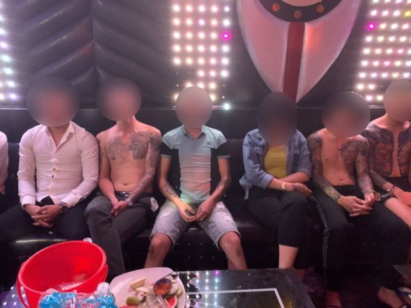 Bắt 18 thanh niên mở tiệc ma túy mừng sinh nhật trong quán karaoke