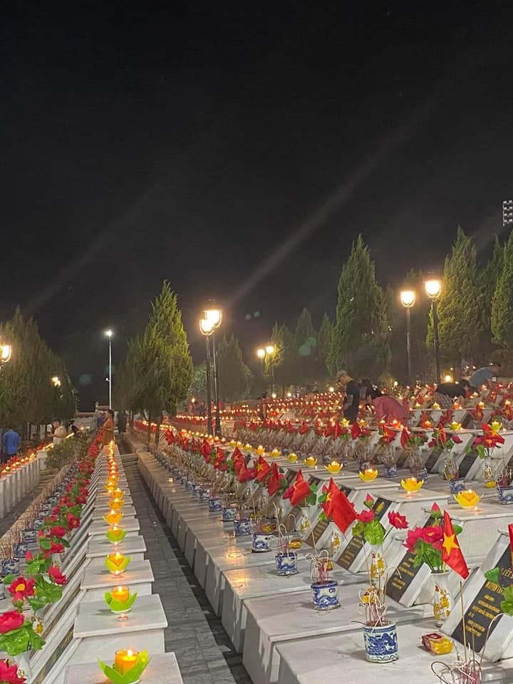 Chủ tịch Hội Chữ thập đỏ Việt Nam dâng hương tại Nghĩa trang liệt sĩ quốc gia Vị Xuyên