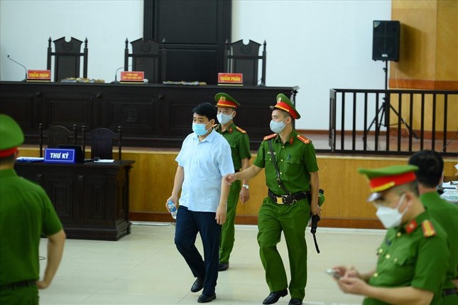 Ông Nguyễn Đức Chung nộp bệnh án và 85 bằng khen, giấy khen đến phiên tòa phúc thẩm