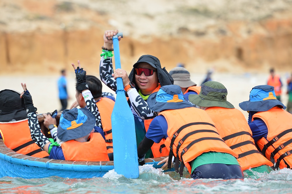 150 nhân viên VPBank băng rừng, vượt sa mạc đi… ‘săn mặt trời’