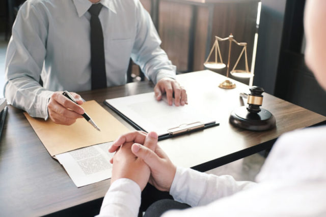 Tranh chấp doanh nghiệp: Thời điểm nào nên thuê luật sư?