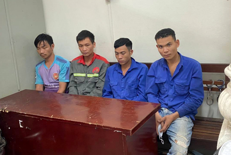 Bắt nhóm công nhân trộm nắp cống ở Hà Nội