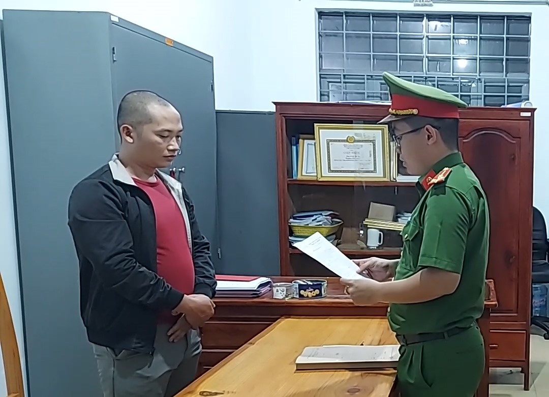Khởi tố, bắt tạm giam cha dượng hành hạ bé gái 7 tuổi ở Bình Phước