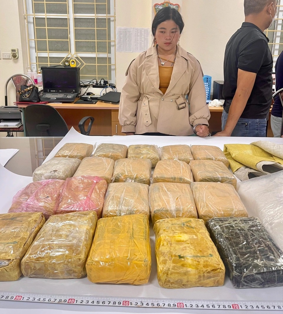 Lào Cai: Bắt quả tang 'nữ quái' giấu 120.000 viên ma túy tổng hợp trong bao tải
