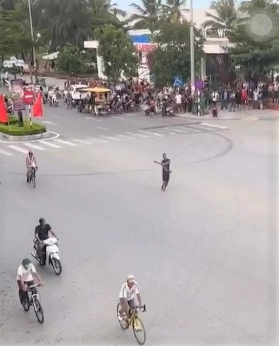 Thanh Hóa: Cảnh sát vây bắt kẻ cầm dao gây náo loạn đường phố ở Sầm Sơn