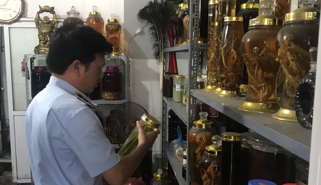 Quản lý thị trường Hà Nội thu giữ gần 650 lít rượu không rõ nguồn gốc xuất xứ