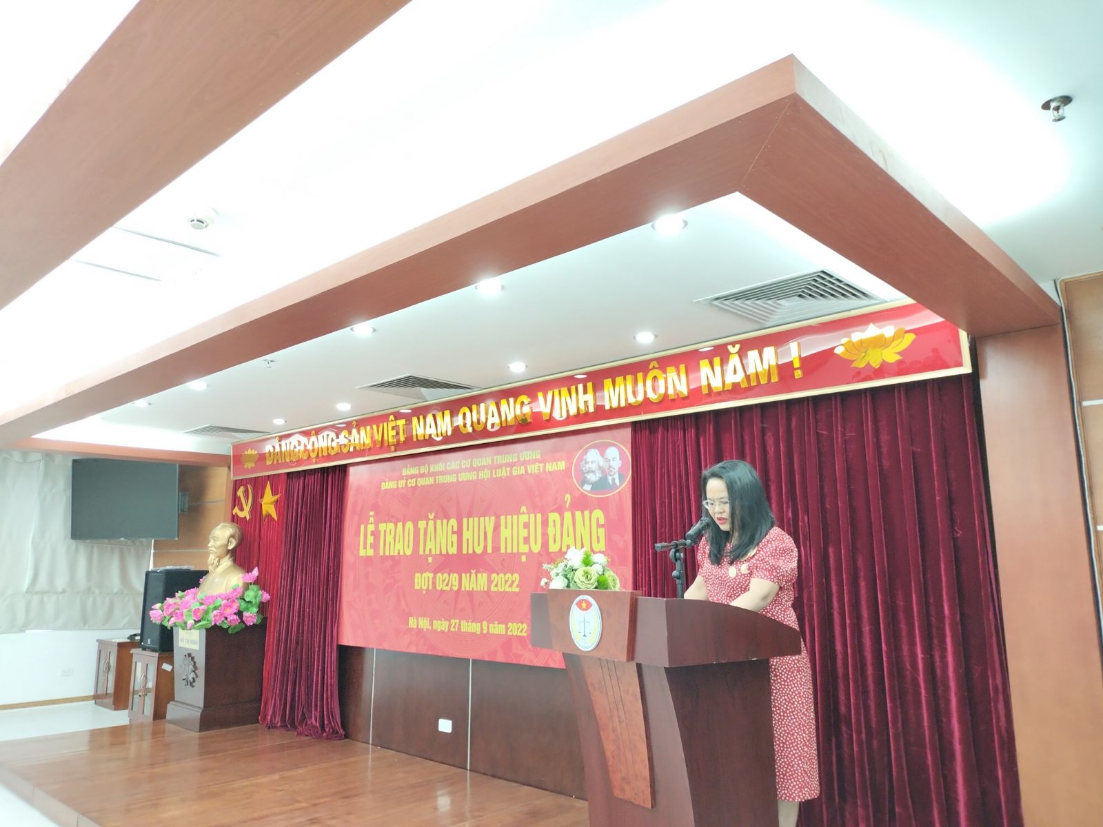 Hội Luật gia Việt Nam tổ chức trao huy hiệu 40 năm, 45 năm tuổi Đảng