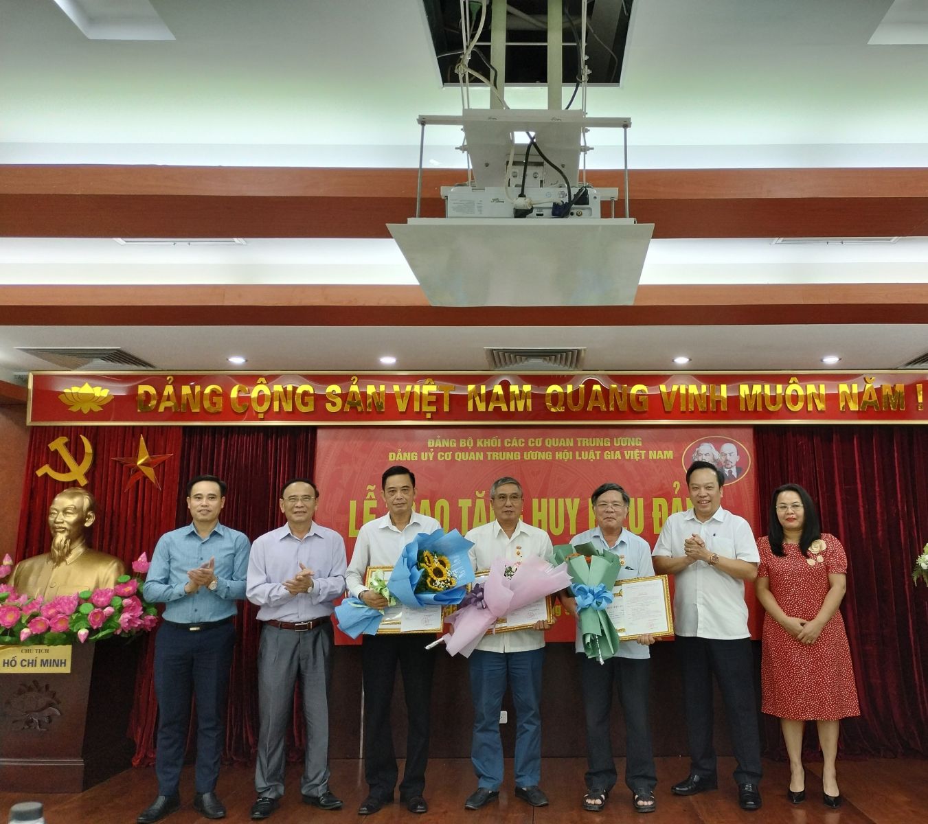 Hội Luật gia Việt Nam tổ chức trao huy hiệu 40 năm, 45 năm tuổi Đảng