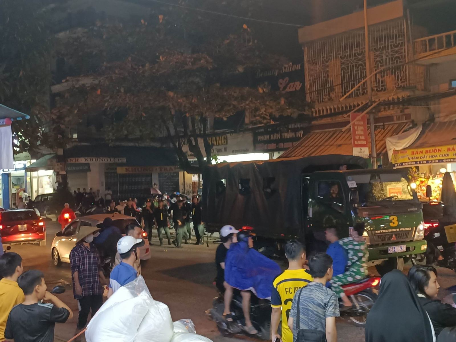 Cảnh sát phong tỏa đường, khám nhà 'trùm' giang hồ xứ Thanh