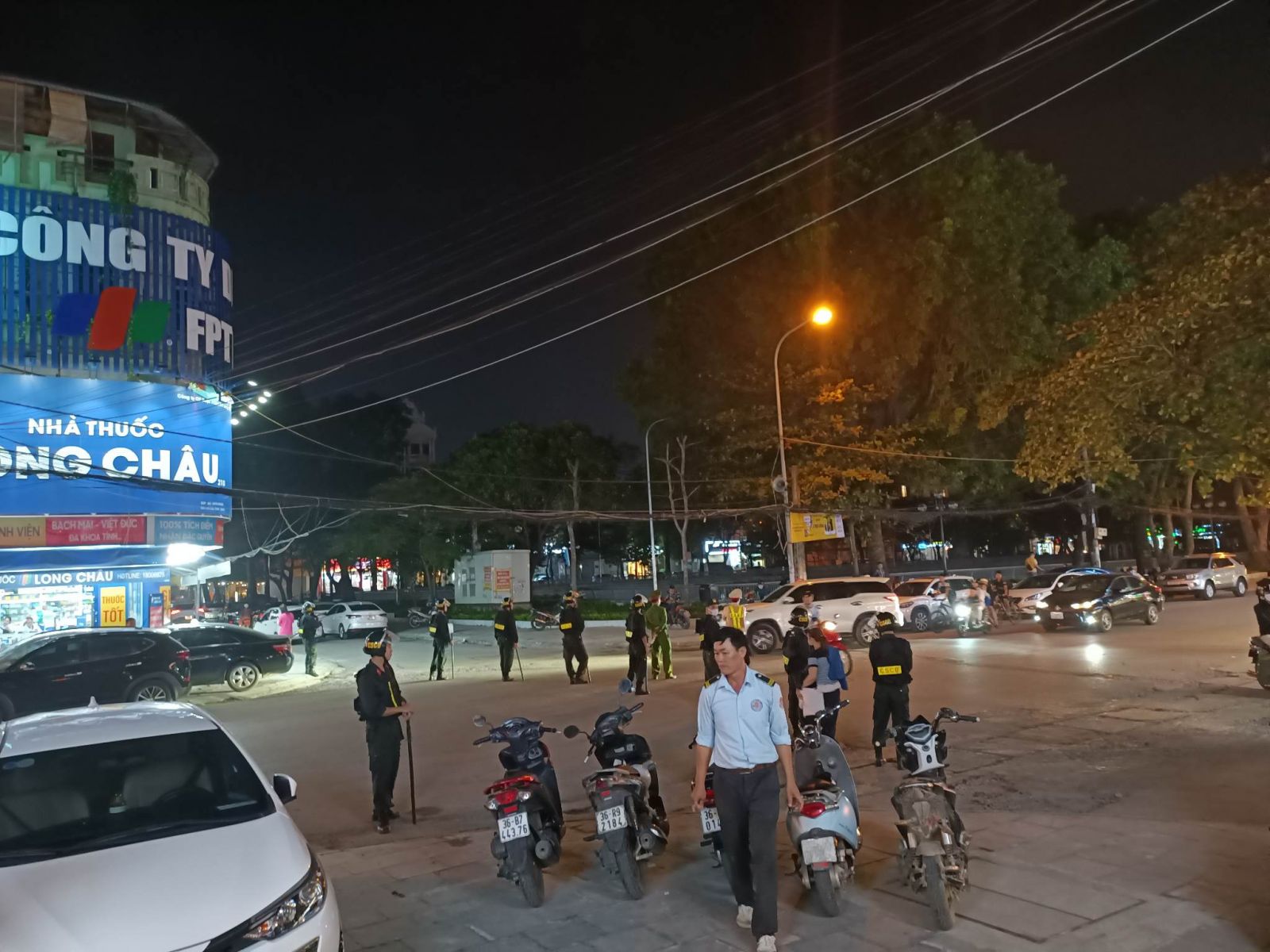 Cảnh sát phong tỏa đường, khám nhà 'trùm' giang hồ xứ Thanh