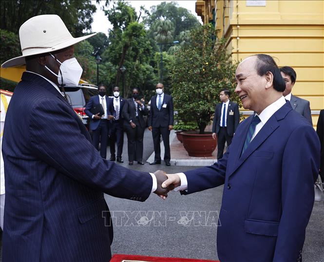 Chủ tịch nước Nguyễn Xuân Phúc chủ trì Lễ đón Tổng thống Uganda thăm chính thức Việt Nam