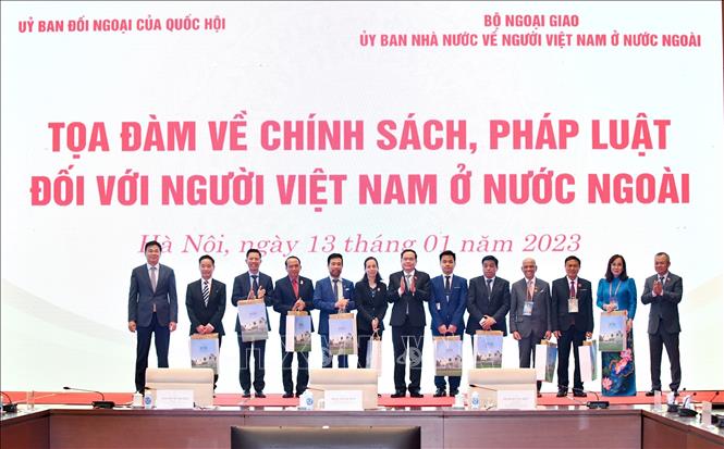 Tạo điều kiện thuận lợi về chính sách, pháp luật với người Việt Nam ở nước ngoài