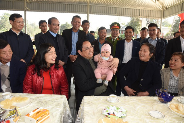Thủ tướng kiểm tra, đôn đốc dự án cao tốc Tuyên Quang-Phú Thọ, chúc Tết công nhân và người dân khu tái định cư