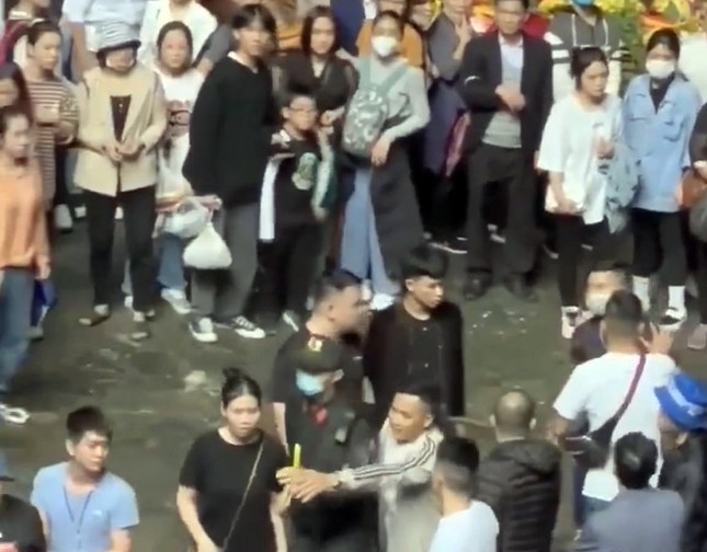 Tạm giữ hai du khách đánh nhân viên bảo vệ ở chùa Hương