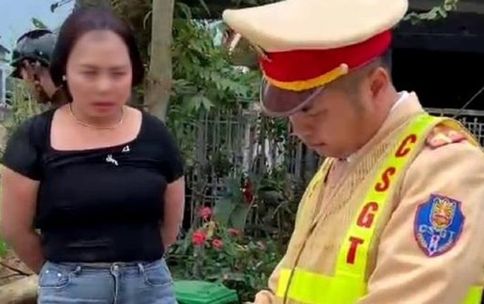 Tạm giữ hình sự người phụ nữ lăng mạ CSGT ở Thanh Hoá