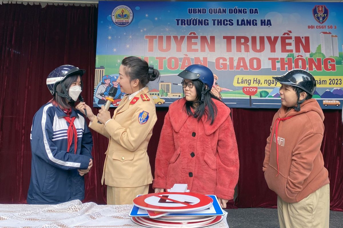 Hà Nội: Tuyên truyền Luật An toàn giao thông đến các em học sinh Trường THCS Láng Hạ