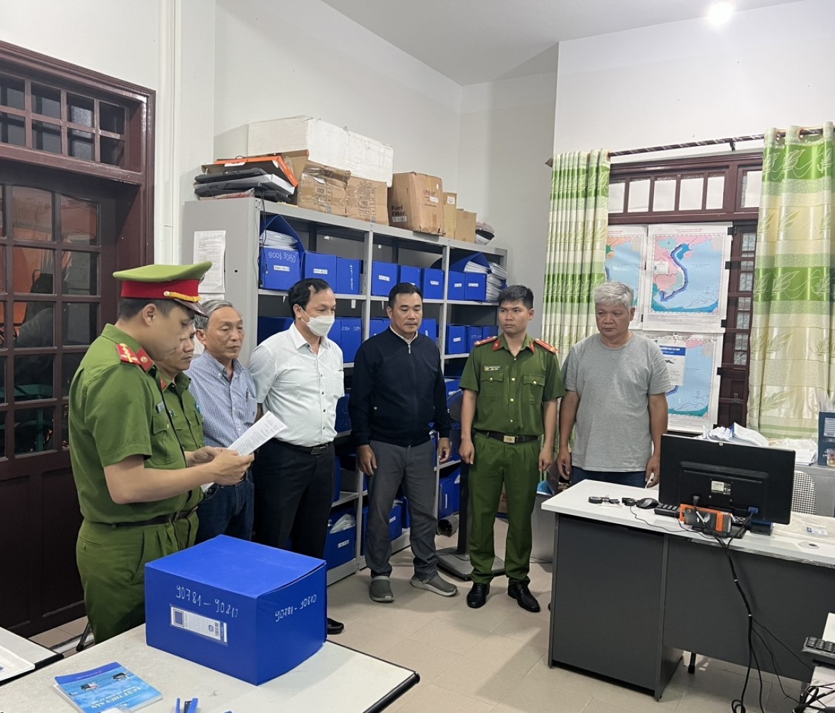 Khởi tố 2 đăng kiểm viên 'phù phép' hồ sơ hoán cải tàu ở Đà Nẵng