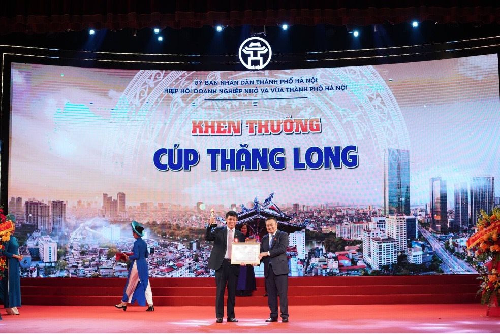 Bảo hiểm BSH nhận Giải thưởng 'Cúp Thăng Long 2022' và bằng khen của UBND thành phố Hà Nội