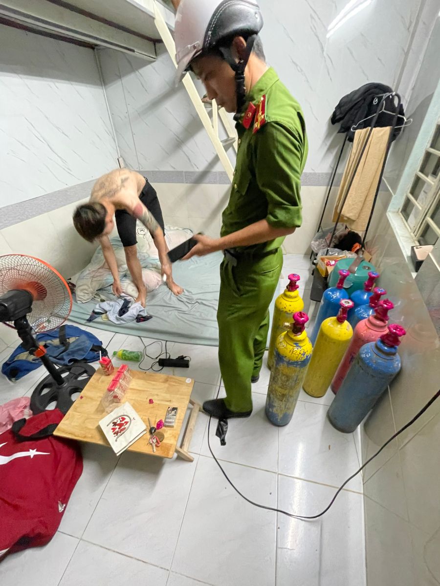 Đà Nẵng: Nam thanh niên trữ 8 bình khí cười trong phòng trọ