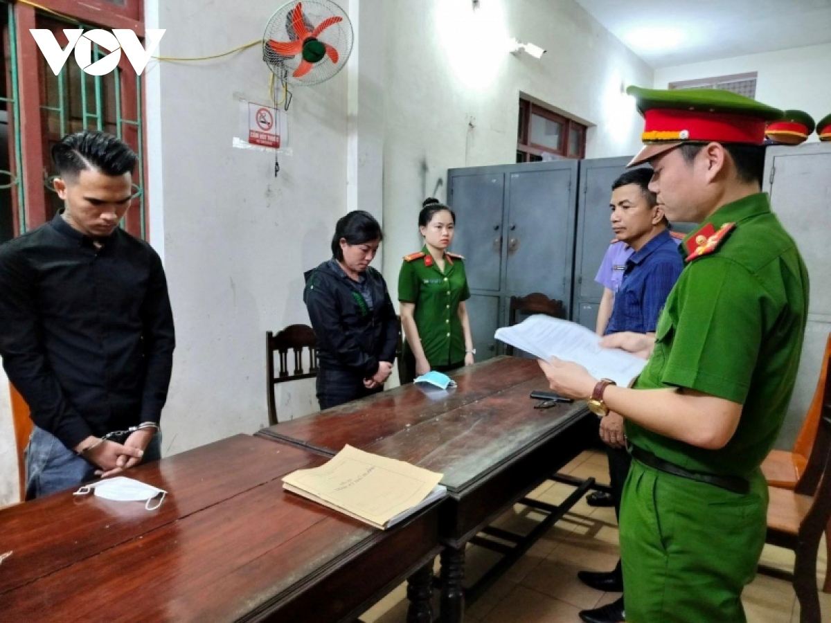 Quảng Bình: Bắt văn thư trường làm giả học bạ cho học sinh đi du học