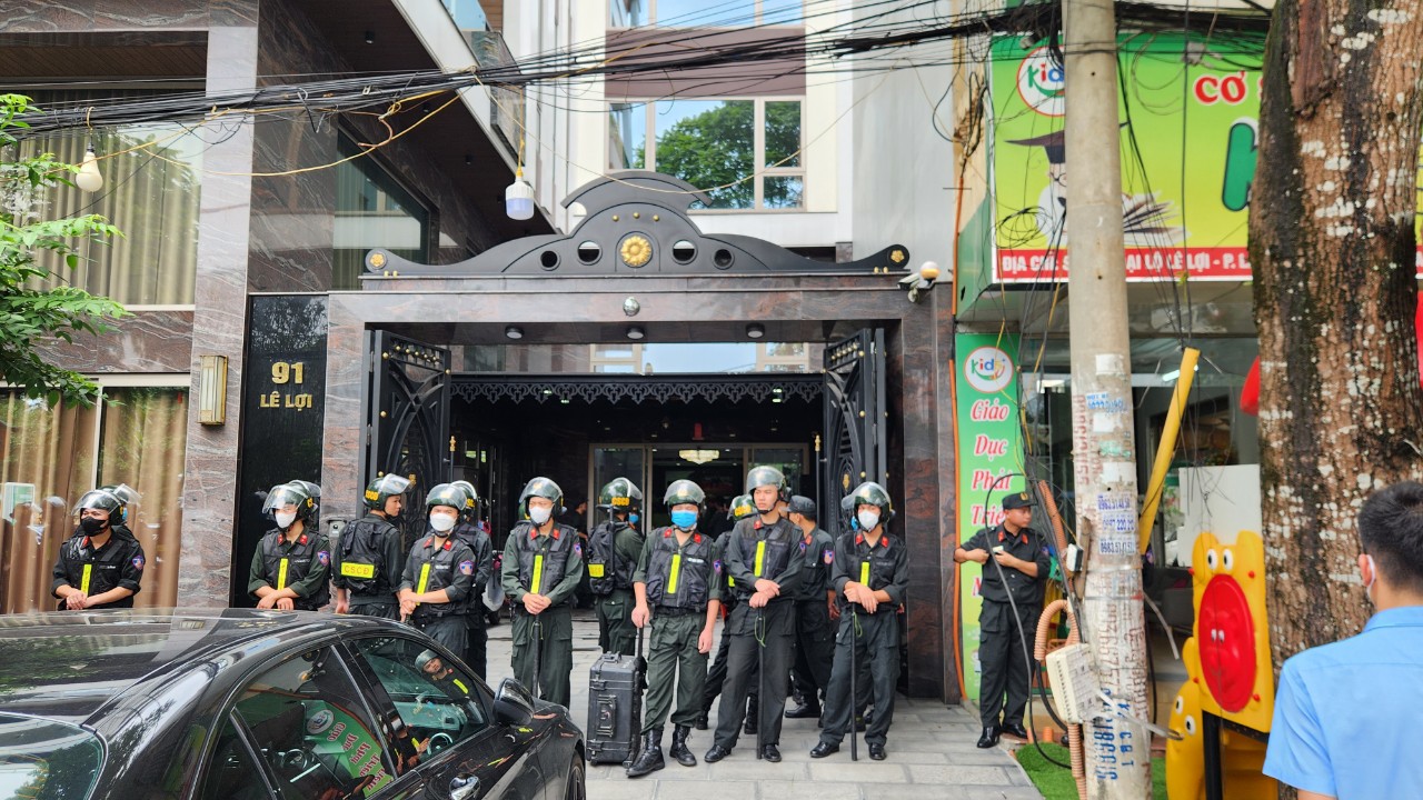 Cảnh sát cơ động chốt chặn, phong tỏa nhà 'Tuấn Thần Đèn' ở Thanh Hóa
