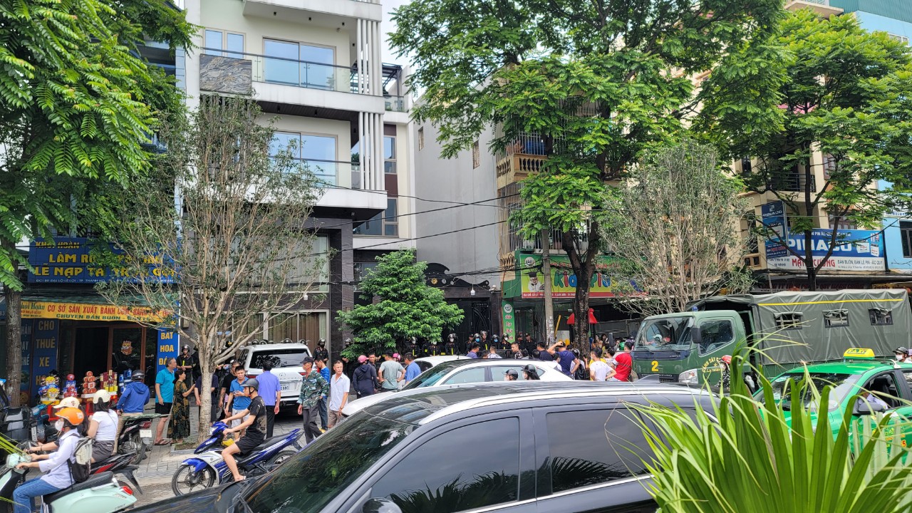 Cảnh sát cơ động chốt chặn, phong tỏa nhà 'Tuấn Thần Đèn' ở Thanh Hóa