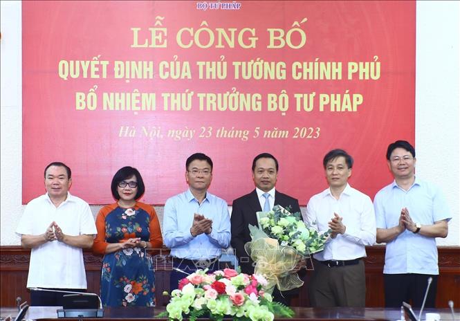 Phó Thủ tướng Trần Lưu Quang trao quyết định bổ nhiệm Thứ trưởng Bộ Tư pháp