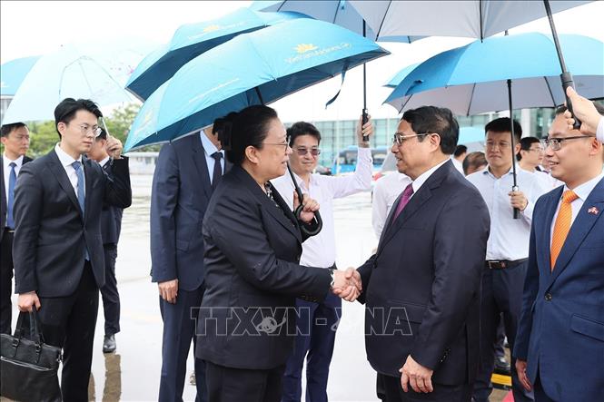 Thủ tướng lên đường thăm chính thức Trung Quốc và dự hội nghị WEF