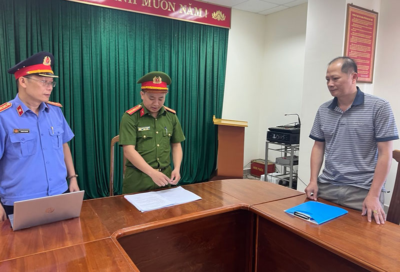 Bắt 2 phó giám đốc trung tâm đăng kiểm ở Quảng Bình vì nhận hối lộ