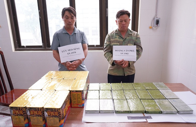 Hà Giang: Bắt 2 đối tượng đang mua bán 20 bánh heroin