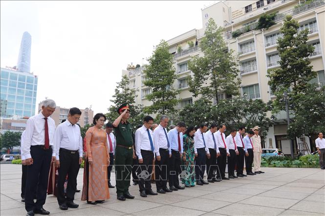 Lãnh đạo TP Hồ Chí Minh dâng hương tưởng niệm Chủ tịch Hồ Chí Minh