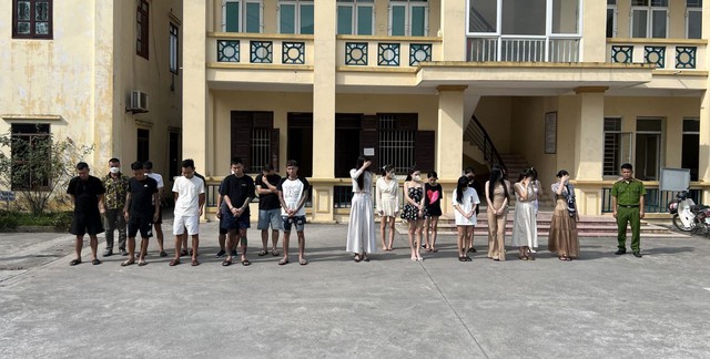 Bắt quả tang nhóm thanh niên 'bay lắc' trong phòng nhà nghỉ ở Hưng Yên