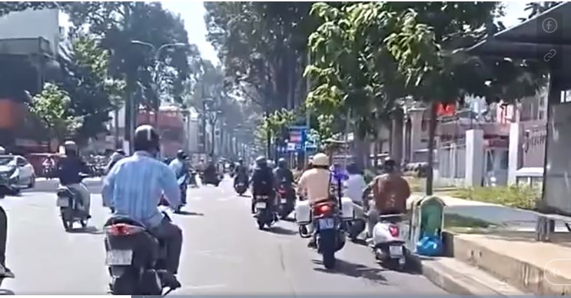 Tạm đình chỉ công tác CSGT dùng chân đạp người đi xe máy ngã xuống đường