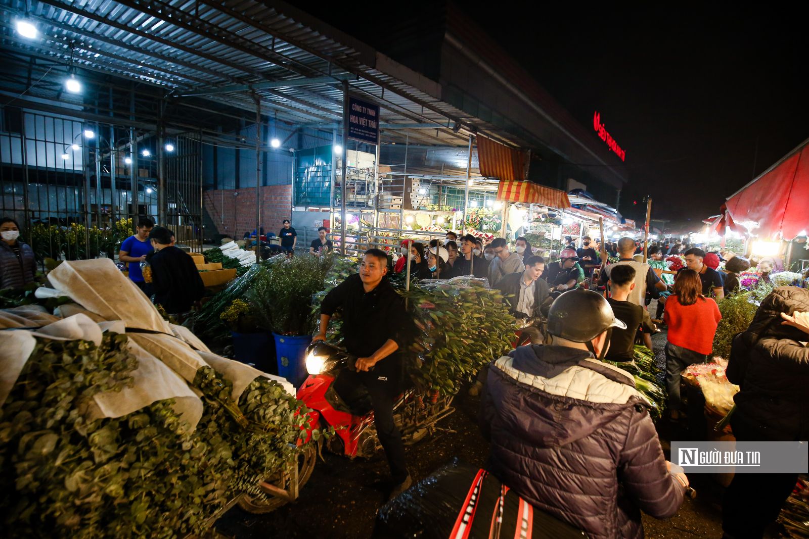 Khung cảnh tấp nập tại chợ hoa Quảng An ngày cận Tết
